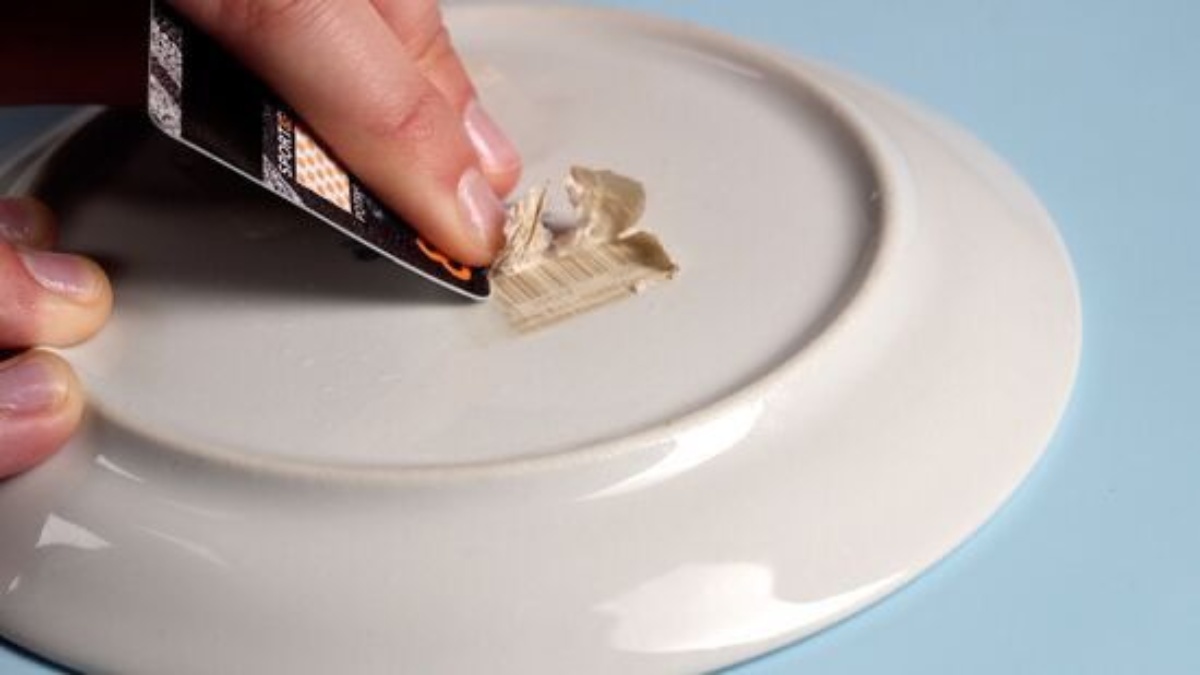 किसी समान से प्राइस टैग हटाने के बाद रह जाता है चिपचिपापन, तो इस तरह से पाएं उससे छुटकारा