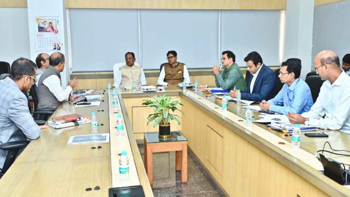 छत्तीसगढ़ खनिज विकास निधि सलाहकार समिति की 21वीं बैठक में शामिल हुए CM विष्णुदेव साय, बोले- खनन परियोजनाओं का हो गुणवत्तापूर्ण समयबद्ध क्रियान्वयन