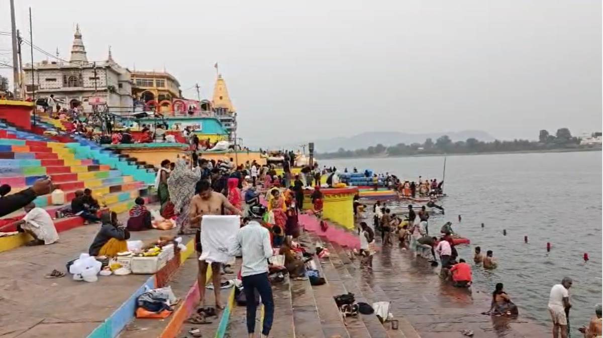 माघ पूर्णिमा आजः नर्मदापुरम के सेठानी घाट पर सर्द हवाओं के बीच श्रद्धालुओं ने लगाई आस्था की डुबकी