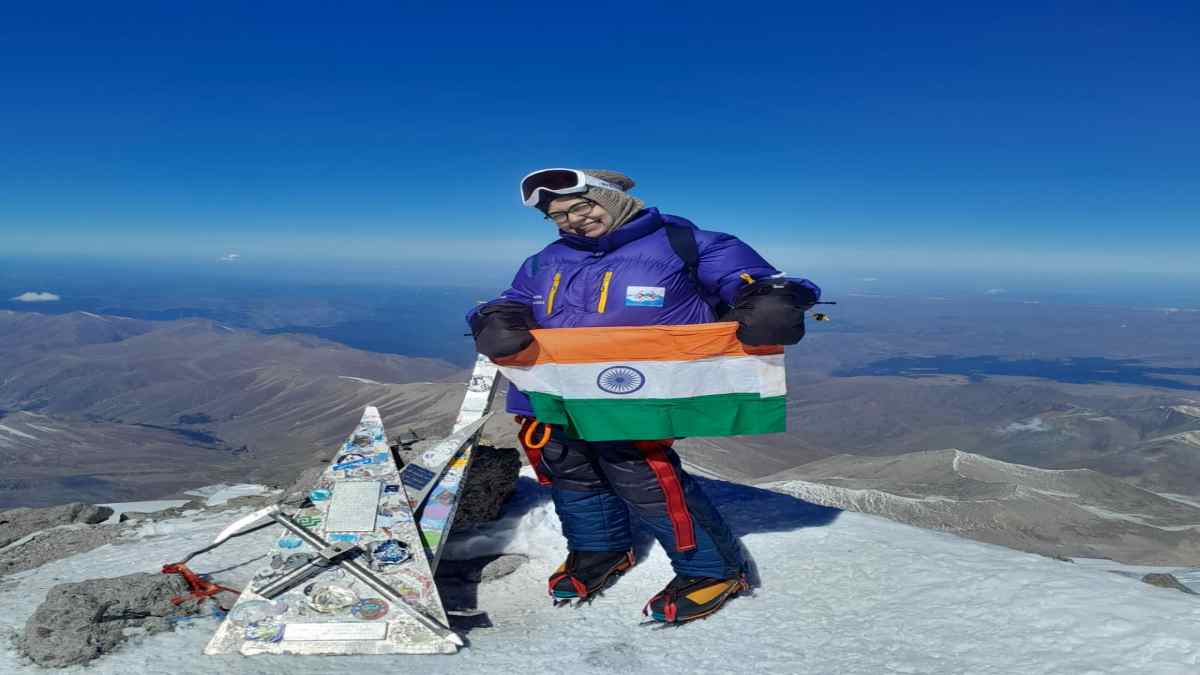 इंदौर की बेटी का कमाल: आकांक्षा ने अफ्रीका की सबसे ऊंची चोटी Mount Kilimanjaro में 19,341 फीट की ऊंचाई पर लहराया तिरंगा, साथ ही पहनी कश्मीरी साड़ी 