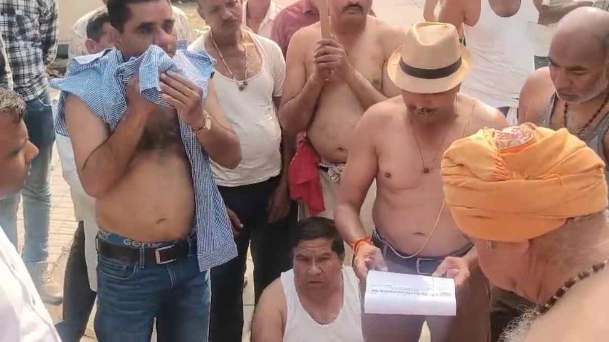 किसानों का अर्धनग्न प्रदर्शनः NHAI दफ्तर के बाहर कृषि जमीन अधिग्रहण का किया विरोध, जानिए क्या है इनकी मांग