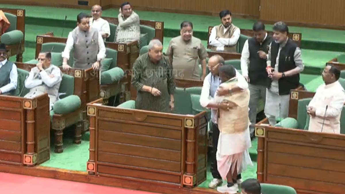 सालभर जेल में बिताने के बाद पहली बार विधानसभा पहुंचे पूर्व आबकारी मंत्री कवासी लखमा, भाजपा नेताओं से मिले गले…