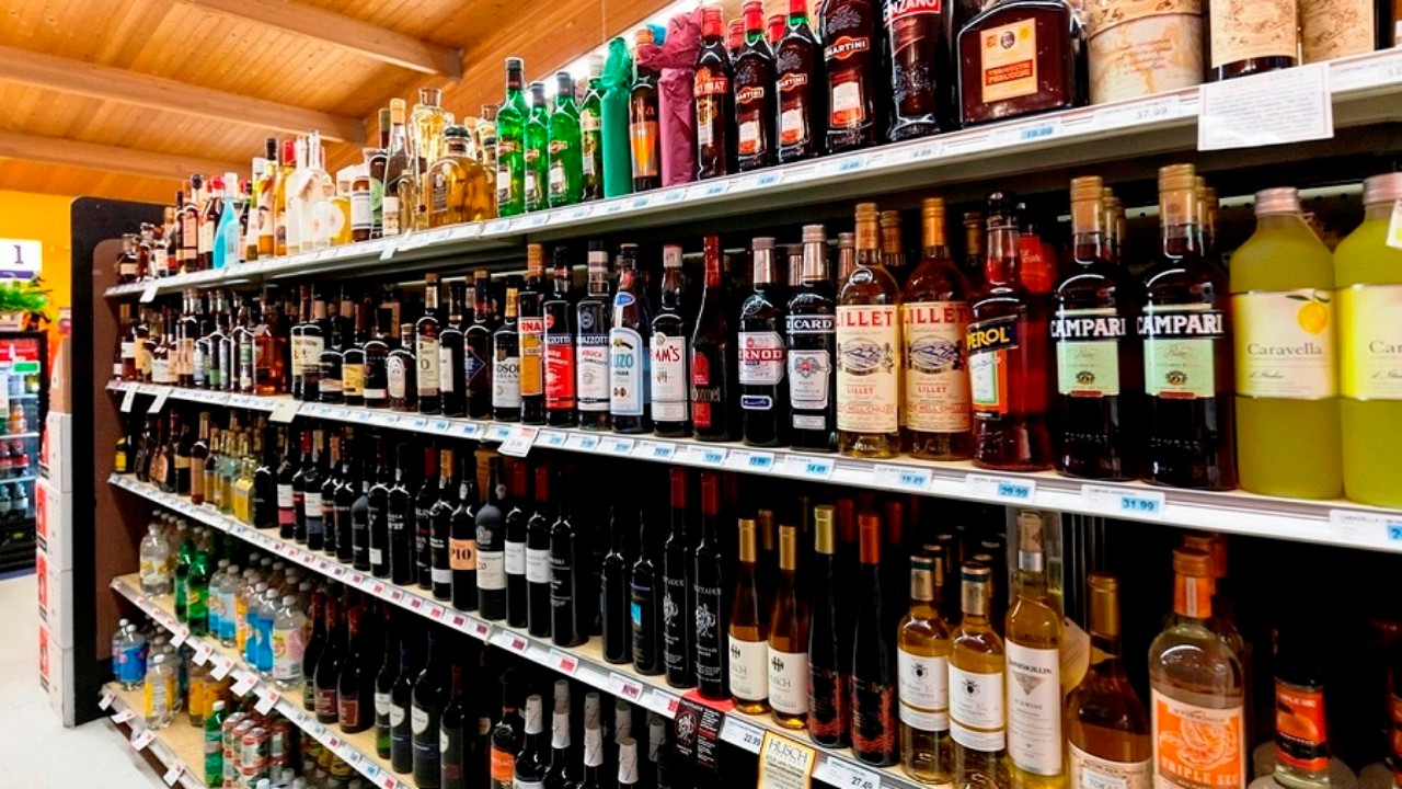 छत्तीसगढ़ में अब बार-क्लब खोलना हुआ आसान, सरकार ने लाइसेंस फीस और बैंक गारंटी में की भारी कटौती, एयरपोर्ट पर भी मिलेगी शराब…