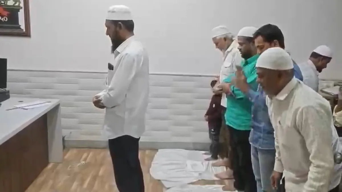 मालेगांव : निगम ऑफिस में बिजली की समस्या लेकर पहंचे लुकमान ने साथियों संग पढ़ी नमाज, 7 लोगों पर केस दर्ज ; कहा- नमाज का समय हो गया था ….