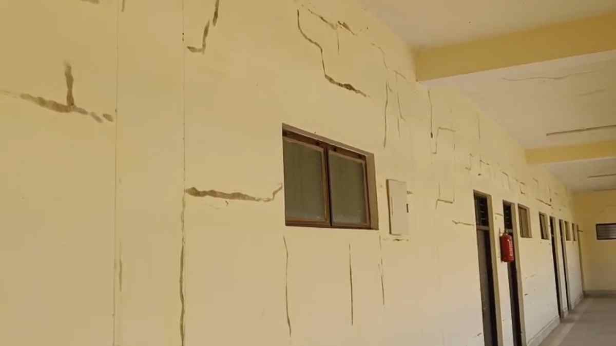 करोड़ों की लागत से बनी सरकारी बिल्डिंग, दो साल में हुई जर्जर, शिक्षक-बच्चे परेशान