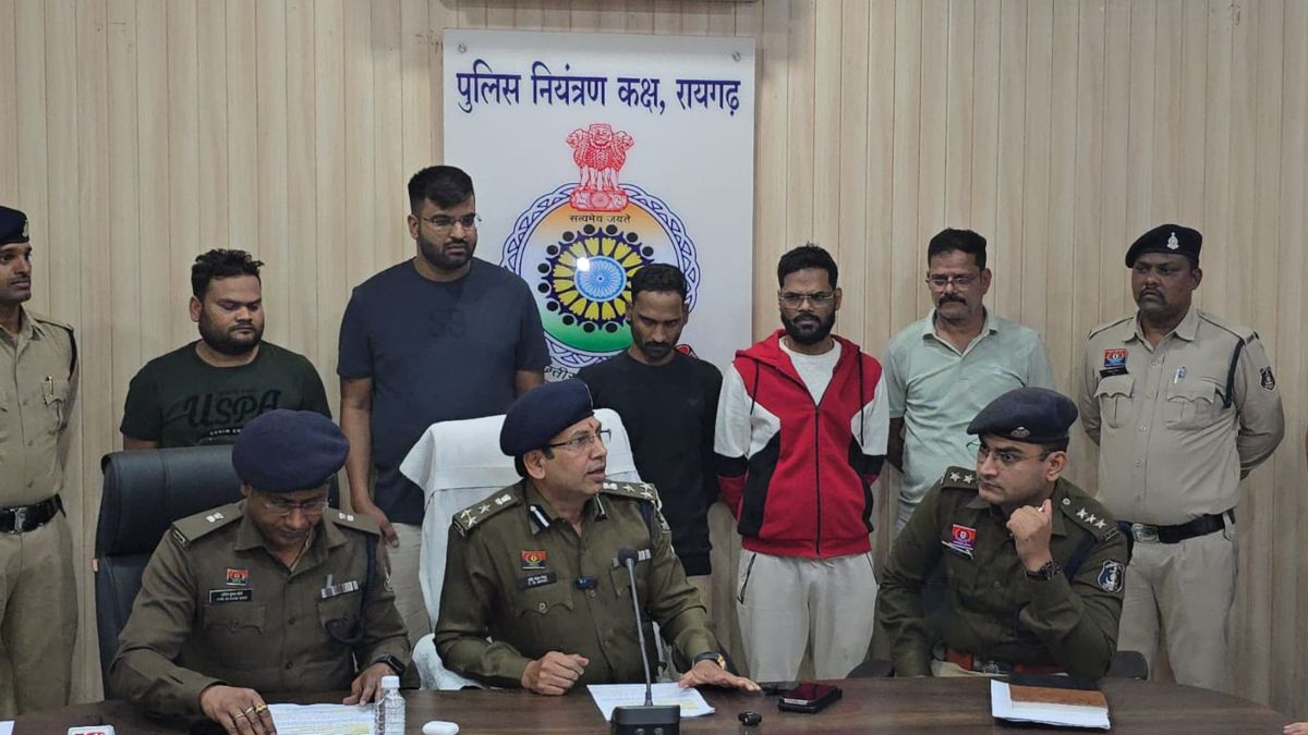 ऑनलाइन क्रिकेट सट्टा गिरोह पर शिकंजा : कोलकाता के होटल में छत्तीसगढ़ पुलिस की रेड, 5 नामी सटोरिए समेत 7 गिरफ्तार, 25 मोबाइल, 3 लैपटॉप और करोड़ों की सट्टा राशि जब्त