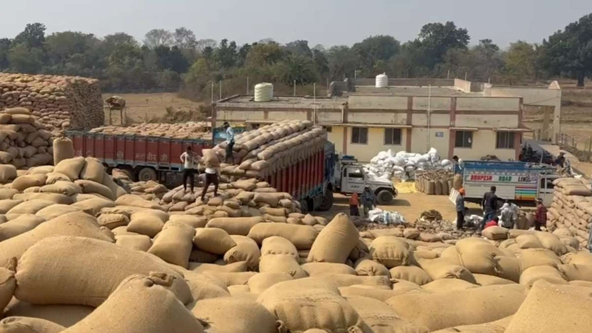 धान खरीदी बंद होने के बाद अब संग्रहण केंद्रों में खेला जा रहा है दूसरा खेल, 24 घंटे में दी जाने वाली ट्रकों को पावती 15 दिन बाद भी नहीं मिल रही, कवर्धा के मुसवा कांड की हो रही चर्चा…