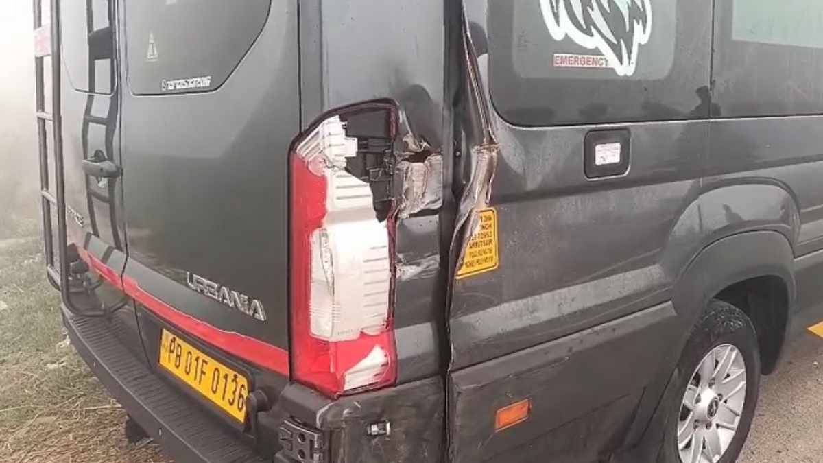 बाटला बाईपास में कोहरे के कारण आपस में भिड़ी गाड़ियां, बाल-बाल बचे लोग