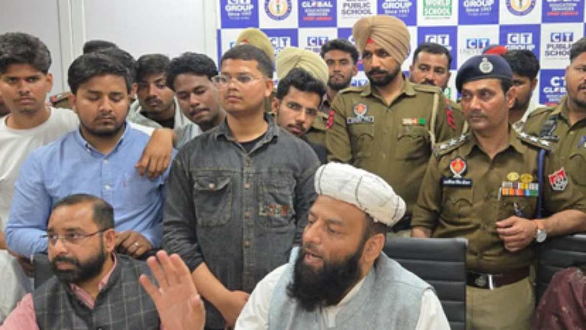 सेहरी इफ्तारी विवाद: खाना मांगने पर एडमिशन कैंसिल करने की मिली धमकी, वीसी को पद से हटाया गया