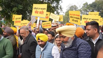 पंजाब : कांग्रेस के खिलाफ AAP का हल्ला बोल, मंत्री ईटीओ पर टिप्पणी से भड़की पार्टी ने बजाया बैंड, सार्वजनिक माफी की मांग