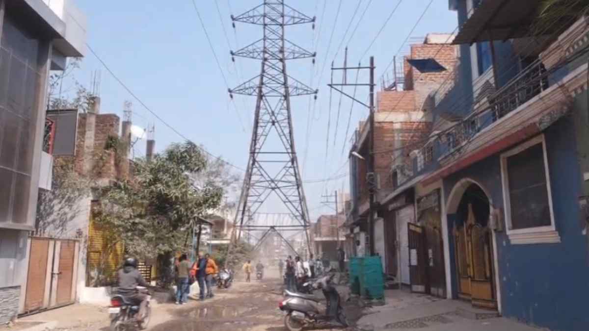 90 डिग्री ब्रिज के बाद नया कारनामा: हाईटेंशन टावर के नीचे बना दी सड़क, कई बार हो चुके हैं हादसे