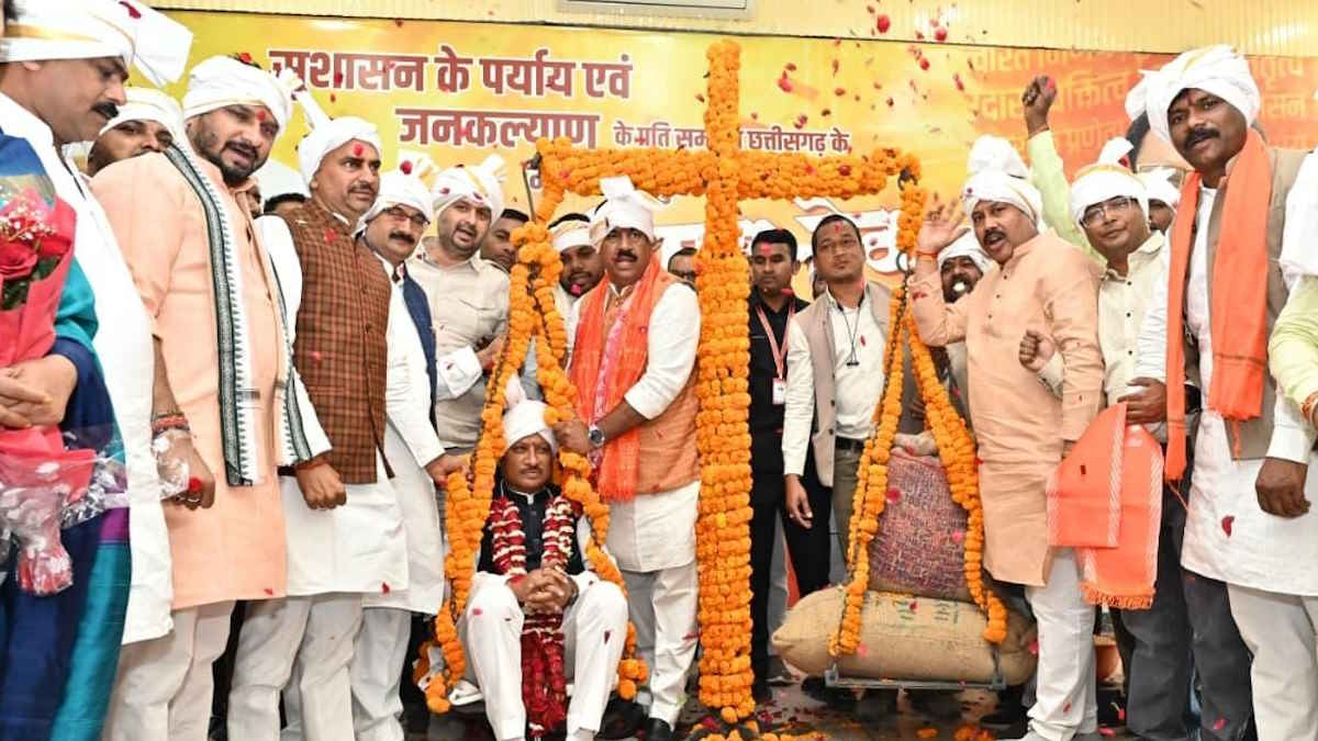 होली से पहले अन्नदाताओं को मिलेगी धान के अंतर की राशि, मुख्यमंत्री साय को धान से तौल किसानों को जताया आभार