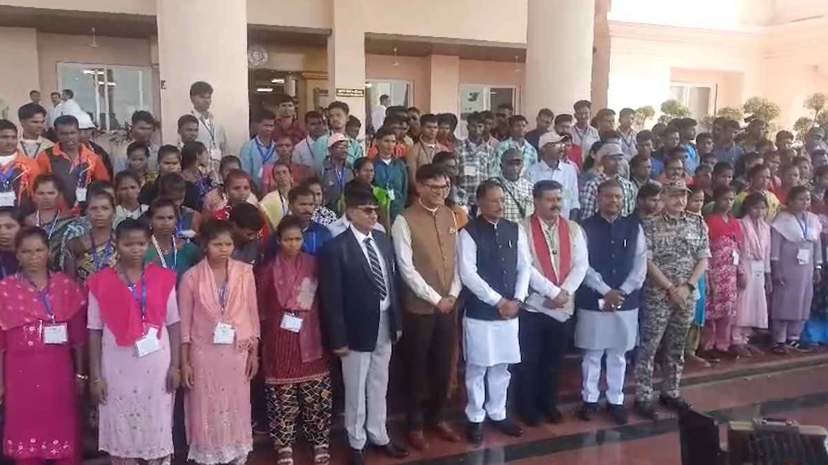 विधानसभा में दिखा ऐतिहासिक नजारा, मुख्यधारा में लौटे आत्मसमर्पित नक्सलियों ने सदन का किया भ्रमण, देखी कार्यवाही, मुख्यमंत्री विष्णु देव साय सहित अन्य मंत्रियों से की मुलाकात…