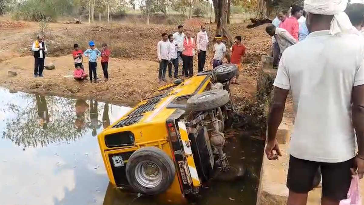 चालक की लापरवाही से नाले में गिरी स्कूल वैन, एक बच्ची की मौत, कई बच्चे गंभीर रूप से घायल…