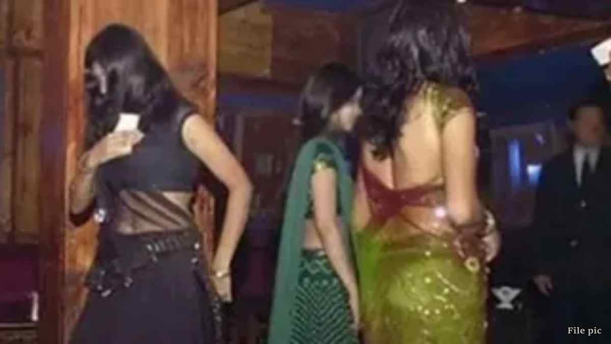 सुहाग लॉज में चल रहा था गंदा काम: संदिग्ध हालत में 10 लड़कियों के साथ पकड़ाए 8 लड़के, आपत्तिजनक सामान बरामद