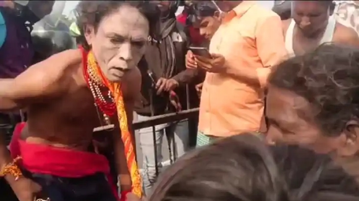 मेकअप बना मुसीबत! पूर्णिया में डांसर को बच्चा चोर समझ ग्रामीणों ने बेरहमी से पीटा, पुलिस ने बचाई जान