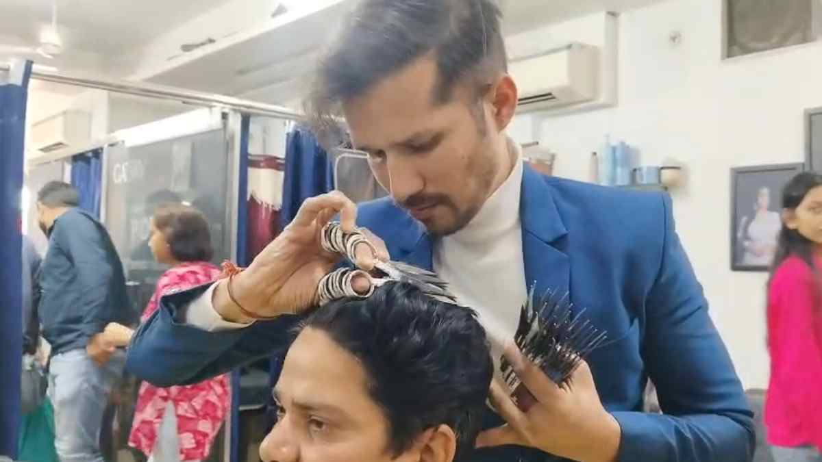 उज्जैन के आदित्य ने किया कमाल: एक साथ 32 कैंचियों से हेयरकट कर बनाया वर्ल्ड रिकॉर्ड, सोशल मीडिया पर चीनी हेयर स्टाइलिस्ट को देख मिली प्रेरणा