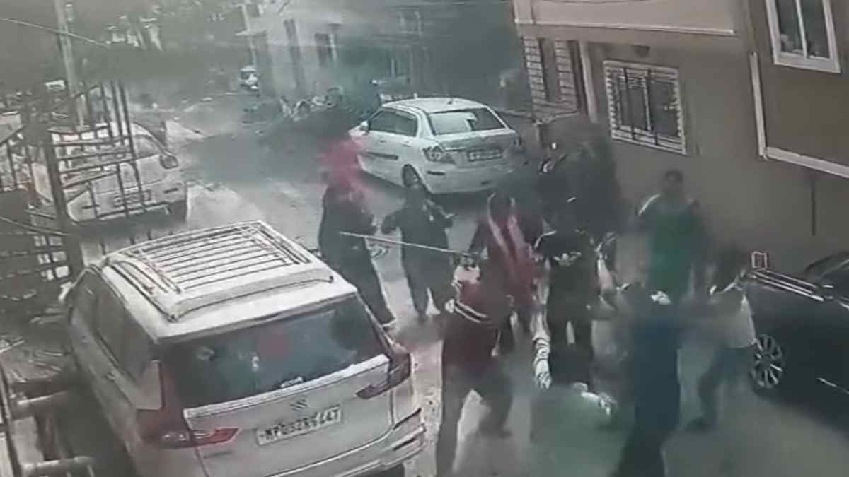 ऑटो निकालने को लेकर दो पक्षों में विवाद: जमकर चले लाठी-पत्थर, कोचिंग संचालक घायल