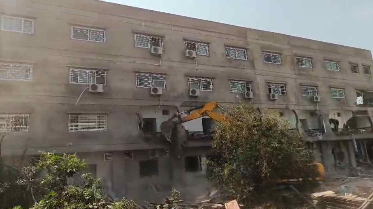 आस्था की आड़ में अतिक्रमण: सिंहस्थ क्षेत्र में आश्रम की जगह बन रहा था लग्जरी होटल, निगम का चला बुलडोजर