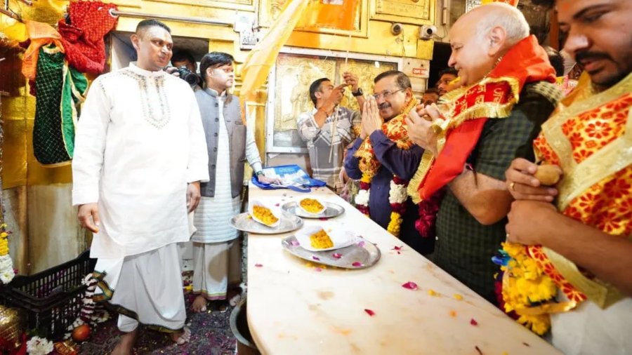 बरी होने के बाद प्राचीन हनुमान मंदिर पहुंची केजरीवाल-सिसोदिया की जोड़ी, दर्शन कर लिया आशीर्वाद