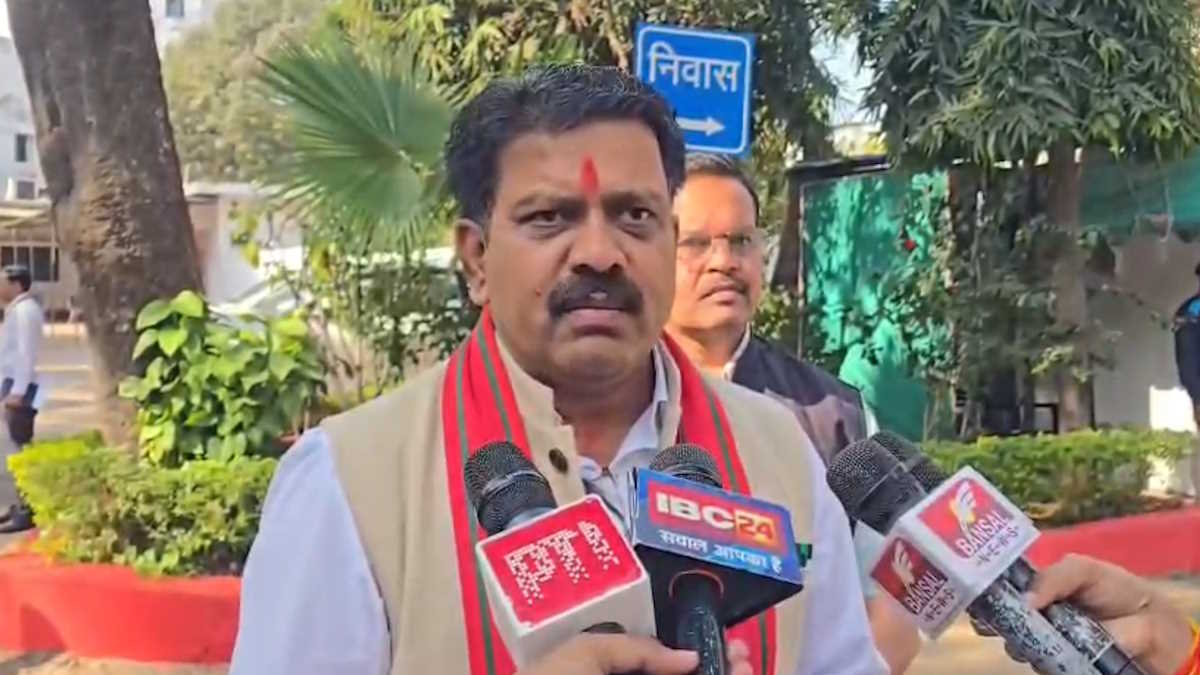 ‘ग्रहण मंत्री’ कहने पर उप मुख्यमंत्री विजय शर्मा ने किया पलटवार, कहा- यह शब्दों की निम्नता है, अपने गिरेबान में झांककर देखें लें