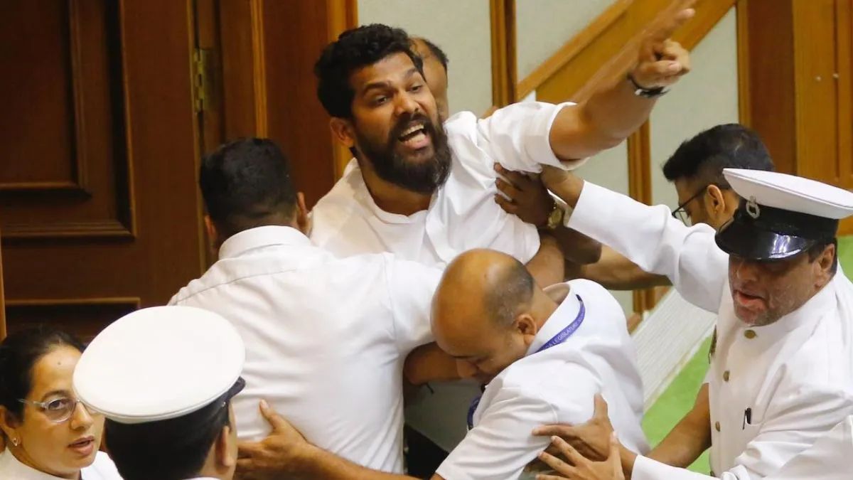 जमीन विवाद से जुड़ा मामला : गोवा पुलिस ने विधायक वीरेश बोरकर को घसीटकर दफ्तर से बाहर निकाला