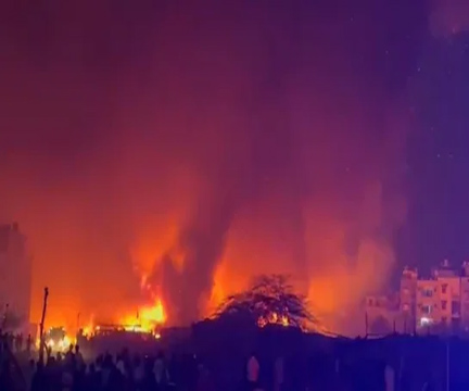 दिल्ली के उत्तम नगर मछली मंडी में भयानक आग, 400 झुग्गियां और दुकानें जलकर राख