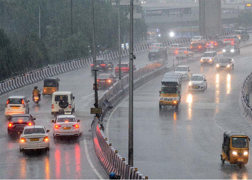 Delhi Weather: दिल्ली में पश्चिम विक्षोभ के असर से ठंड का यू-टर्न; दोबारा निकले स्वेटर-कंबल, 5 महीने बाद AQI पहुंचा 100 के नीचे