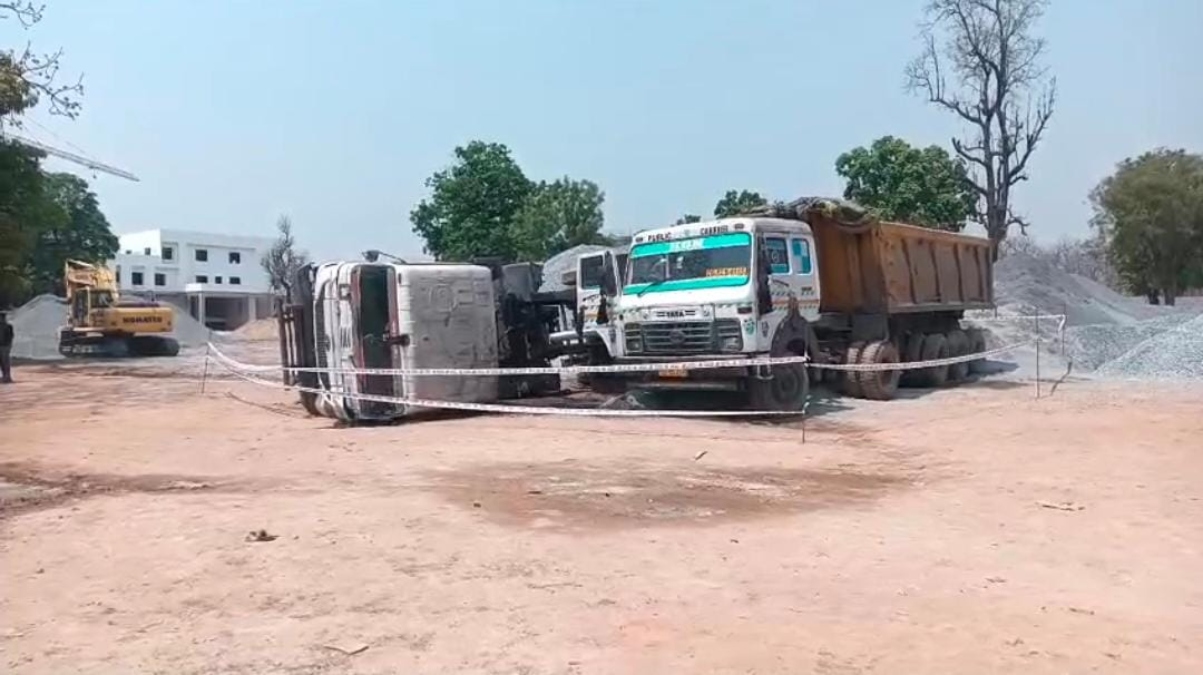 CG NEWS : अनियंत्रित होकर पलटा गिट्टी से भरा वाहन, मौके पर युवक की मौत