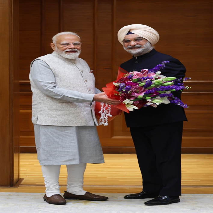 दिल्ली के नए उपराज्यपाल तरनजीत सिंह संधू से प्रधानमंत्री मोदी की पहली मुलाकात
