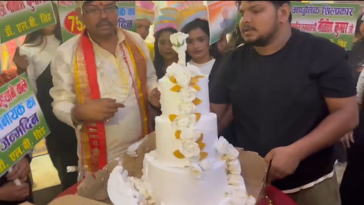 ​75 के हुए नीतीश कुमार, 75 किलो का केक, पटना में सीएम के जन्मदिन का भव्य जश्न, नौलखा मंदिर में गूंजा हैप्पी बर्थडे, कार्यकर्ताओं ने किया हवन-पूजन