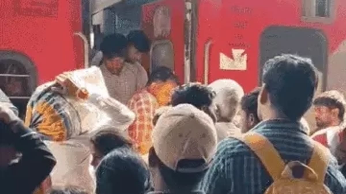 होली का हॉलीडे बना आफत, स्लीपर बना जनरल, रिजर्वेशन के बाद भी गेट पर लटककर पटना पहुंचे यात्री