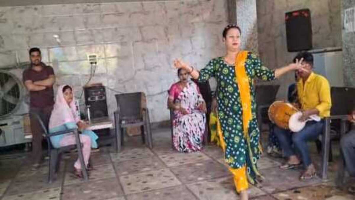 ​डेहरी विधायक ने किन्नरों के साथ खेली होली, सामाजिक समरसता की पेश की अनूठी मिसाल