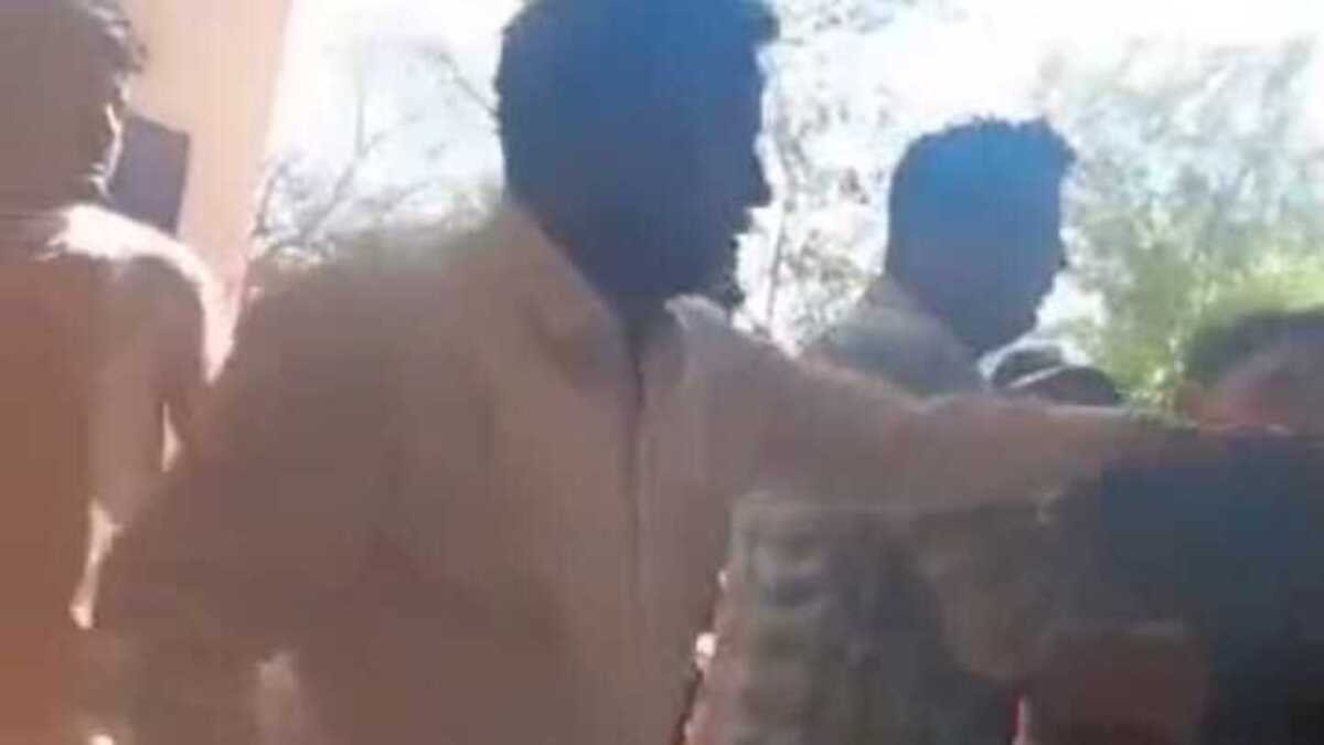 सासाराम थाने में गुंडागर्दी, पुलिस के सामने आपस में भिड़े दो पक्ष, डीएसपी बोले- किसी भी हाल में बख्शे नहीं जाएंगे दोषी