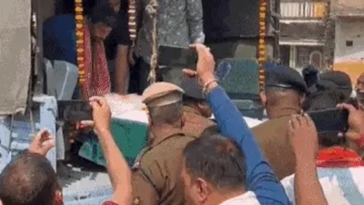 ​तिरंगे में लिपटकर घर लौटा बेगूसराय का लाल, CRPF जवान मुरारी झा का मुंबई में निधन, 15 वर्षीय बेटे ने सिमरिया घाट पर दी मुखाग्नि