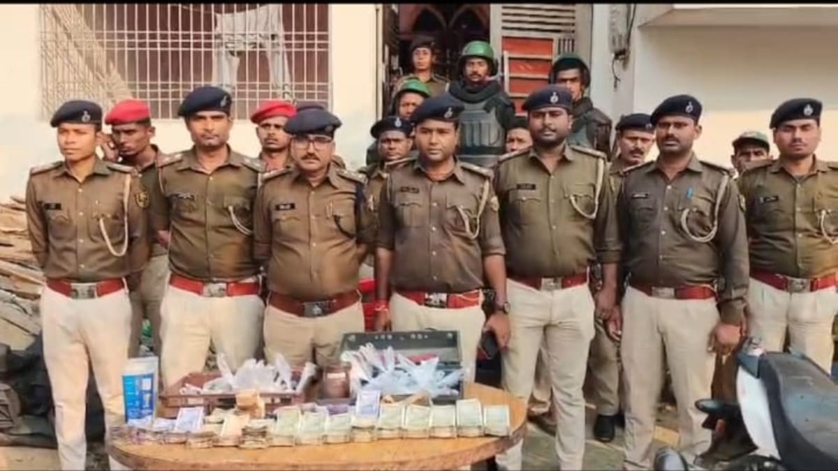 मोतिहारी पुलिस की बड़ी कार्रवाई, होली से पहले नकली शराब की मिनी फैक्ट्री का भंडाफोड़, आरोपी गिरफ्तार