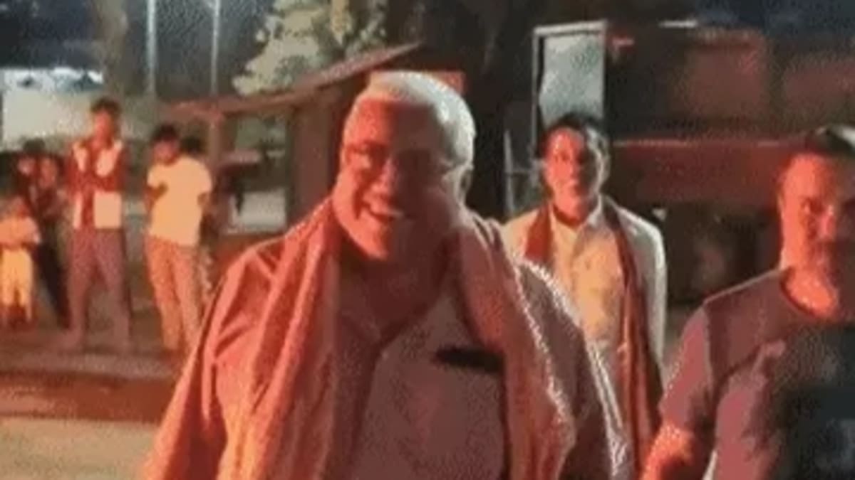 भागलपुर में रिवाल्वर लहराते दिखे पूर्व विधायक गोपाल मंडल, वीडियो वायरल, SP ने दिए जांच के आदेश