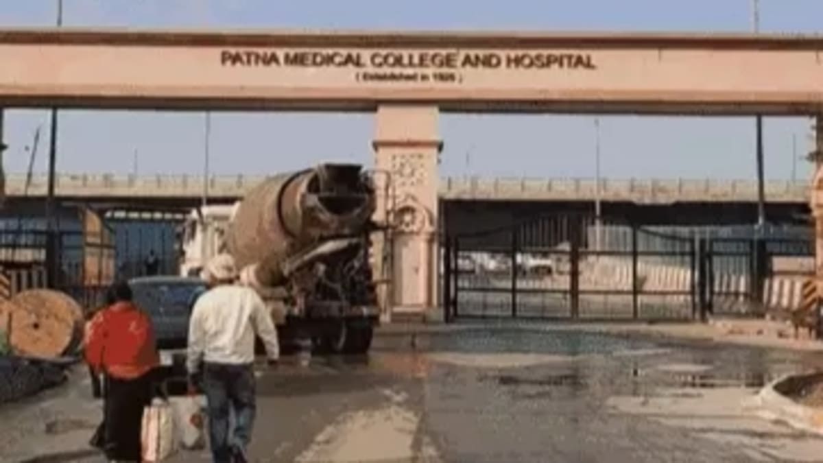 PMCH में जूनियर डॉक्टर्स की गुंडागर्दी, नशे में मरीज को पीटा, मोबाइल और बैग छीना, 30 पर FIR