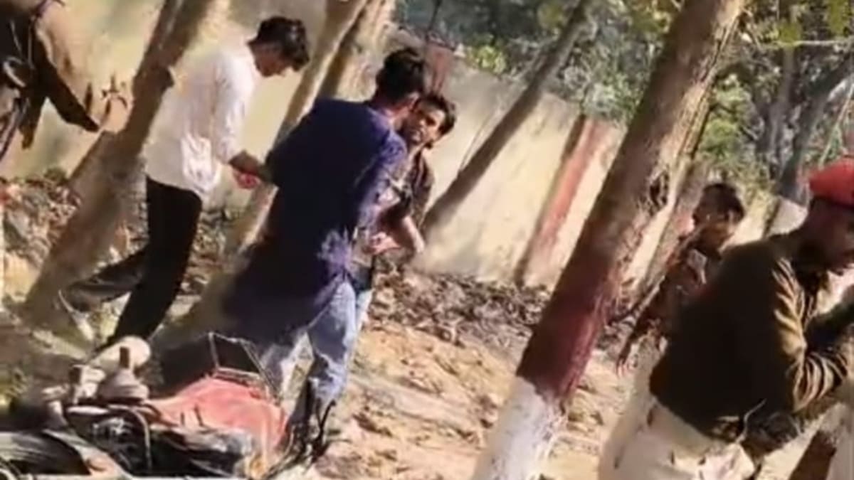 ​मोतिहारी में मानवता की मिसाल, खाकी बनी रक्षक, झाड़ियों में लहूलुहान पड़े युवकों को पुलिस ने अपनी गाड़ी से पहुंचाया अस्पताल