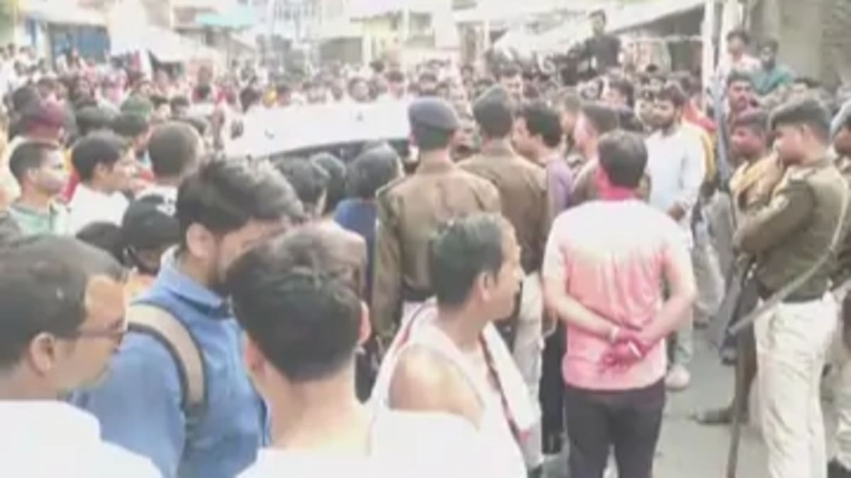 4 साल की मासूम को काल बनकर आई कार ने रौंदा, परिवार का रो-रोकर बुरा हाल, भीड़ ने चार पहिया वाहन को किया चकनाचूर