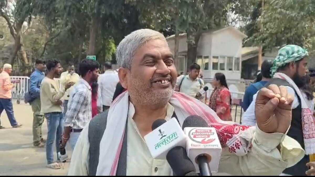 सीएम हाउस के बाहर कार्यकर्ताओं का जमावड़ा, बोले- मुख्यमंत्री को नहीं जाना चाहिए राज्यसभा, बीजेपी पर महाराष्ट्र जैसा खेल करने का आरोप