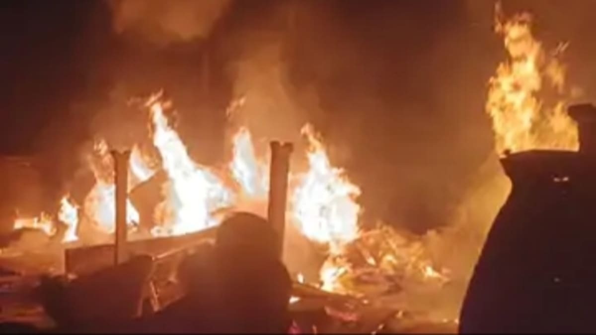 मुजफ्फरपुर में NH-27 पर लाइन होटल में भीषण आग, लाखों का सामान जलकर राख, आसपास की दुकानें भी चपेट में