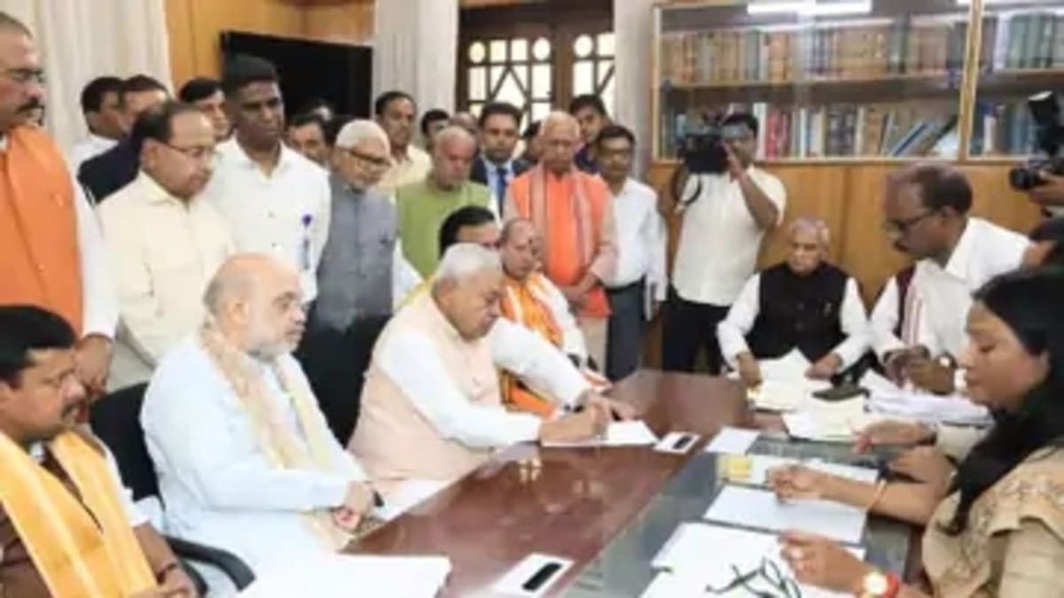 बिहार की सियासत में बड़ा मोड़, नीतीश ने भरा राज्यसभा का पर्चा, अमित शाह ने सराहा, आक्रोशित कार्यकर्ताओं ने JDU दफ्तर में की तोड़फोड़