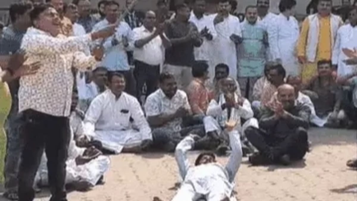 JDU में बगावत, कार्यकर्ताओं ने घेरा कार्यालय, RCP सिंह की वापसी के लिए जमकर हुई नारेबाजी