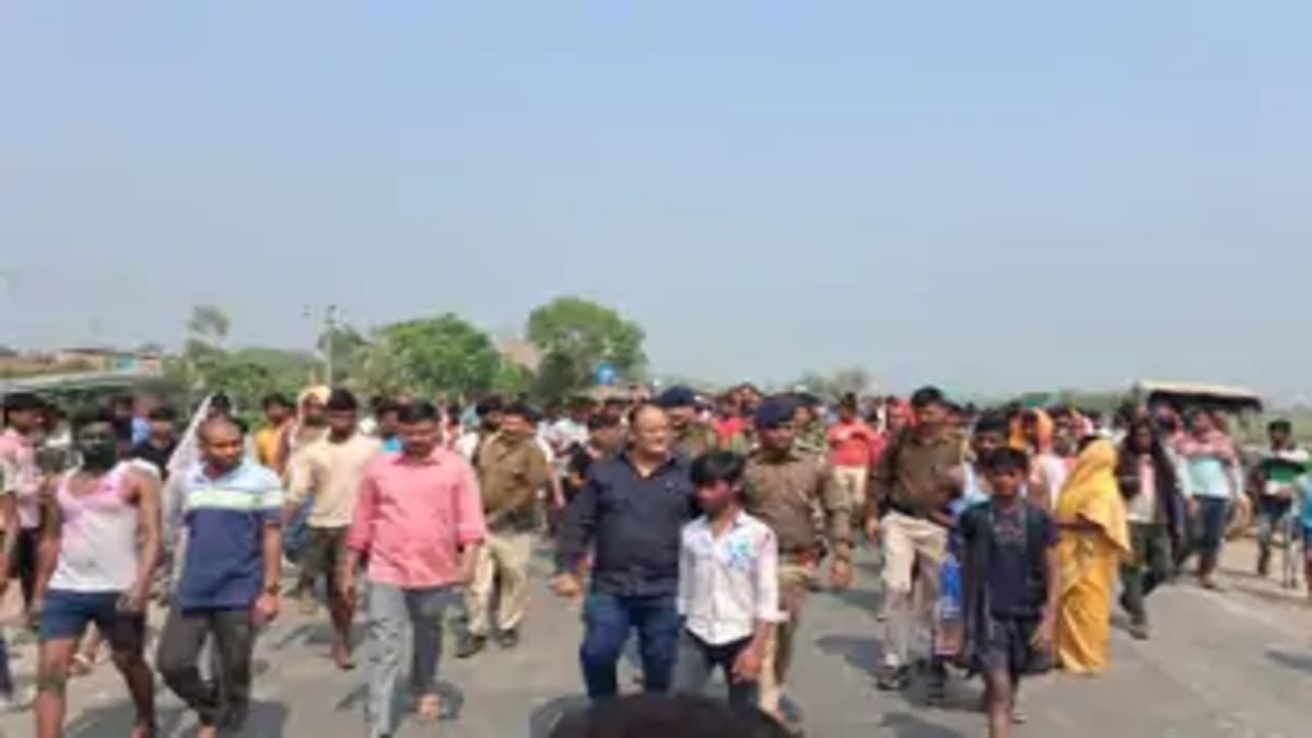 ​बेगूसराय में तेज रफ्तार कार ने किसान को कुचला, NH-333 (B) पर ग्रामीणों का जोरदार हंगामा