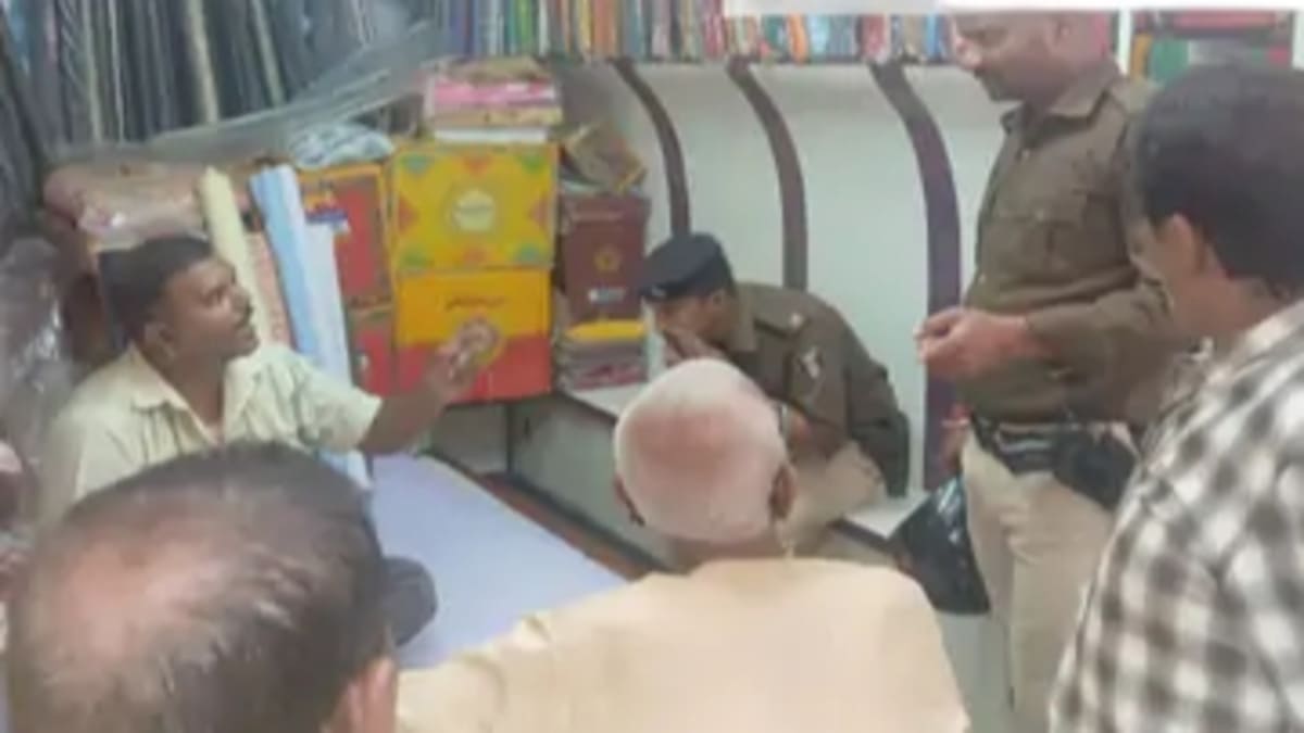 ​सावधान! ग्राहक बनकर आए और बुजुर्ग की जेब से उड़ा लिए बीस हजार, सुल्तानगंज के कपड़ा दुकान में शातिर उचक्कों का तांडव