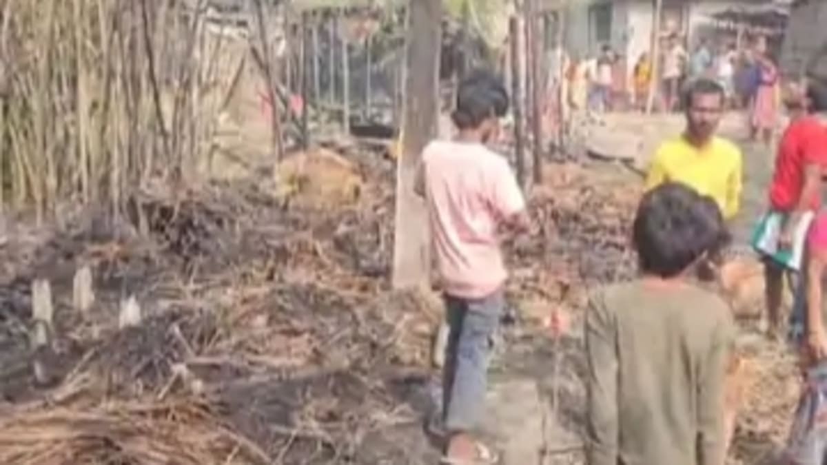 किशनगंज के तेघरिया गांव में शॉर्ट सर्किट से 10 घर स्वाहा, लाखों की संपत्ति खाक, ग्रामीणों का आरोप- शिकायत के बाद भी नहीं सुधारी गई बिजली