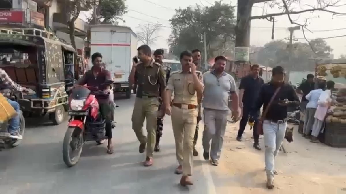 ​मोतिहारी में नशे के सौदागरों पर पुलिस की कार्रवाई, कोटवा बाजार में भारी मात्रा में गांजा और स्मैक बरामद