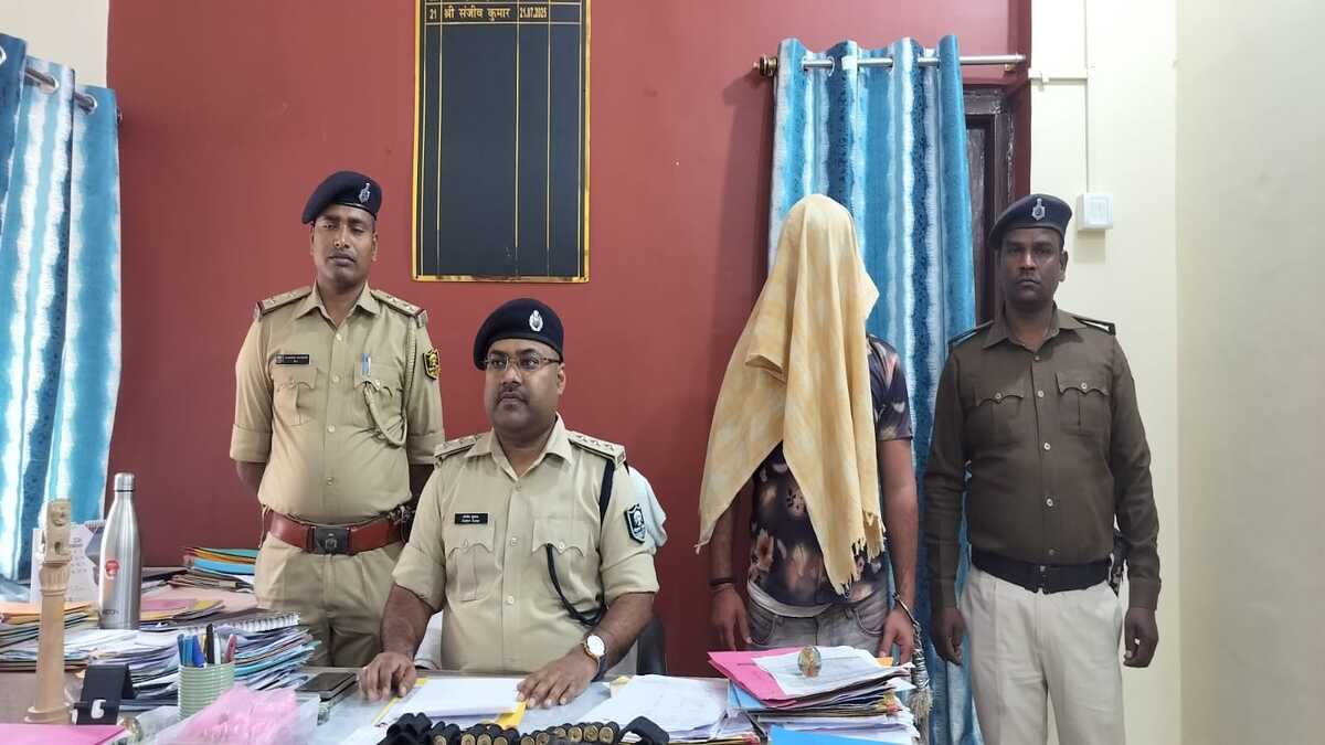 वैशाली पुलिस की बड़ी कार्रवाई, सोशल मीडिया पर पिस्टल लहराने वाला युवक गिरफ्तार, भारी मात्रा में कारतूस बरामद