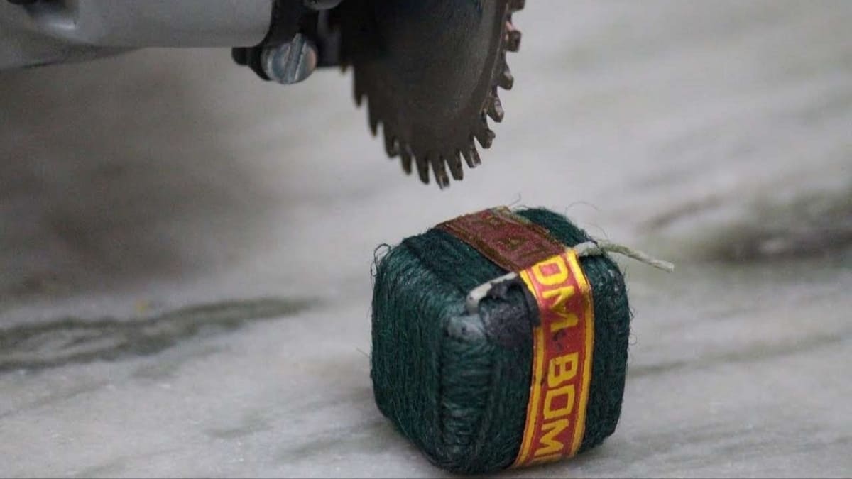 गया में जिला पार्षद के आवास पर अपराधियों ने फेंका सुतली बम, इलाके में दहशत, जांच में जुटी पुलिस